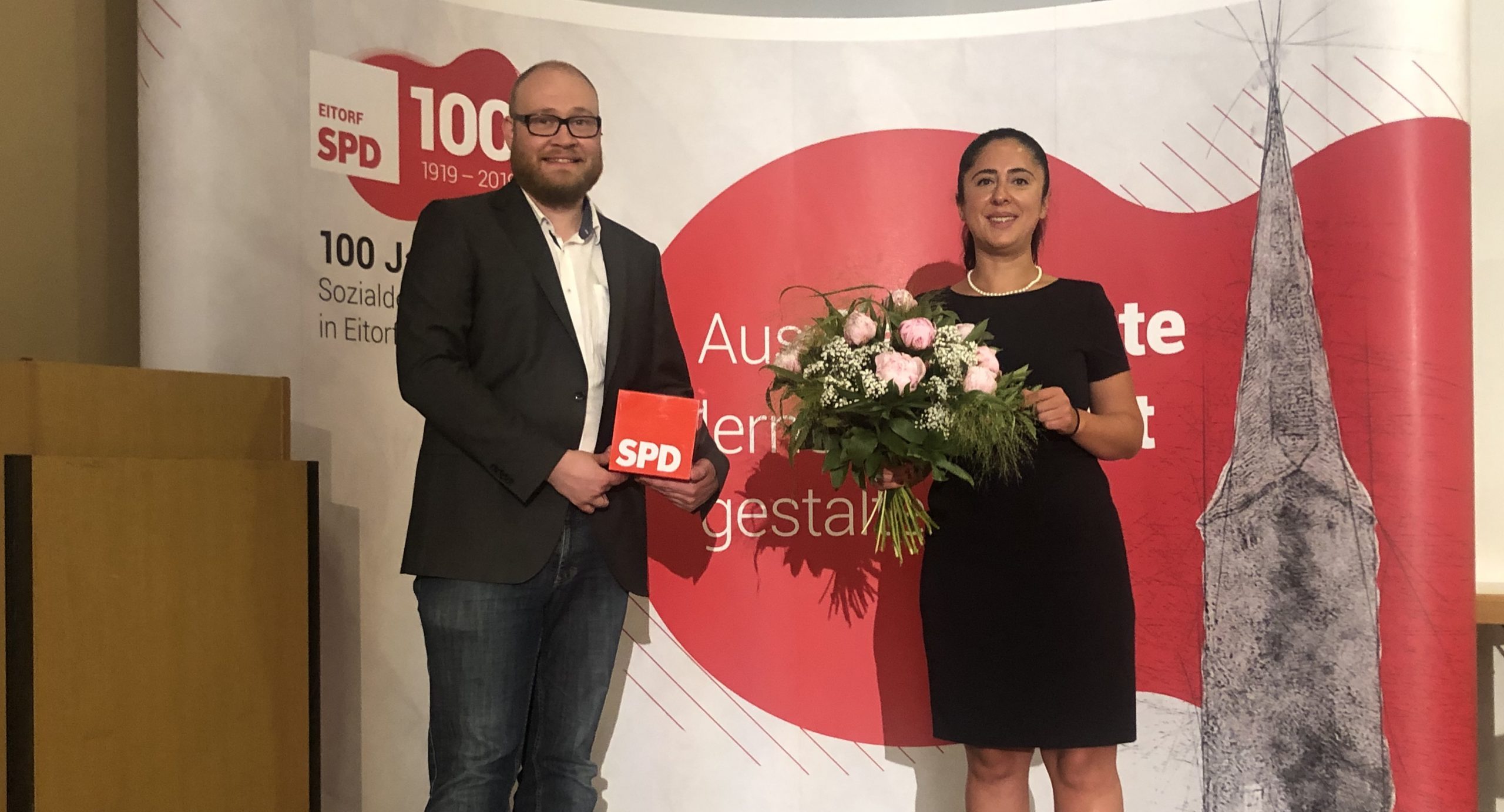 Alexander Jüdes gratuliert Sara Zorlu zur Wahl.