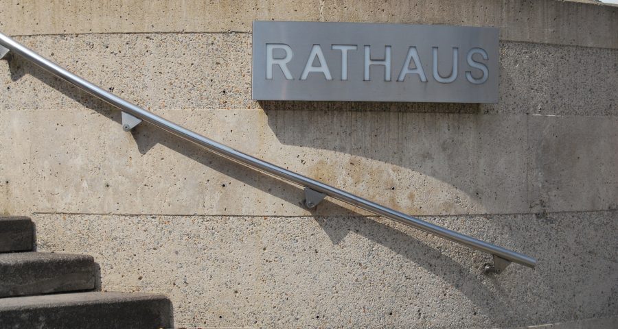 Foto des Schildes Rathaus in Eitorf