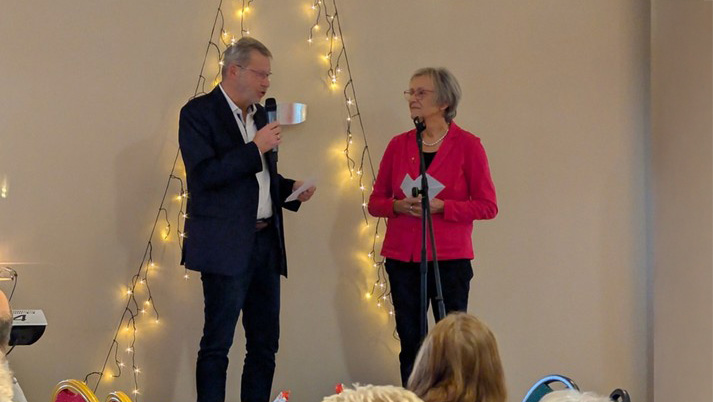 Bernd Thienel überreicht ein Präsent der SPD Eitorf